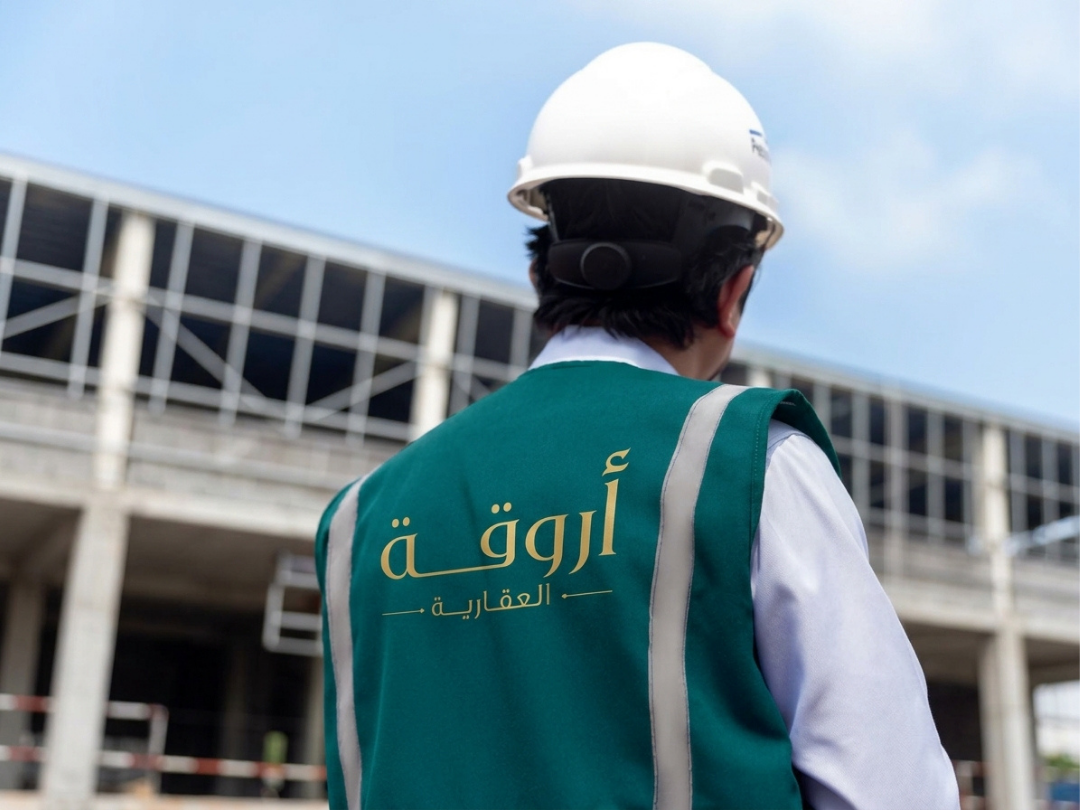 خوذة المهندس في موقع المشروع